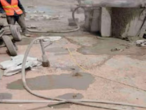 郧西水泥混凝土路面板底注浆技术 路面脱空注浆整治方案