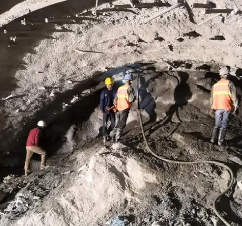 郧西拱顶带模注浆料的施工流程及注意事项